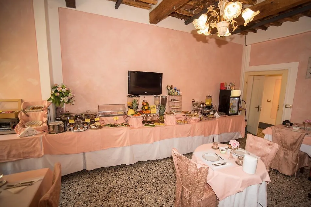 Centro Storico Pisa Bed and Breakfast 2*,